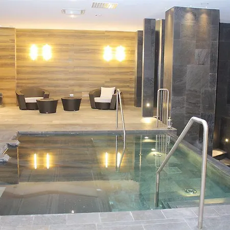 ホテル 4 スパ 4*